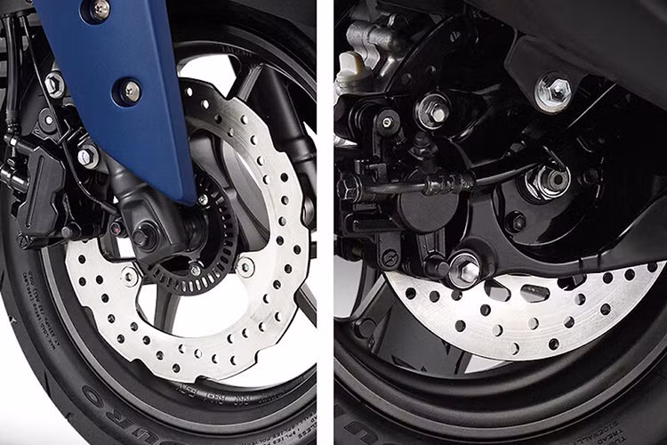 Hệ thống phanh của xe gồm phanh đĩa 245 mm ở trước và 230 mm ở phía sau đi kèm hệ thống chống bó cứng phanh ABS kênh đôi hoặc UBS (tương tự như CBS của Honda) tuỳ vào phiên bản.