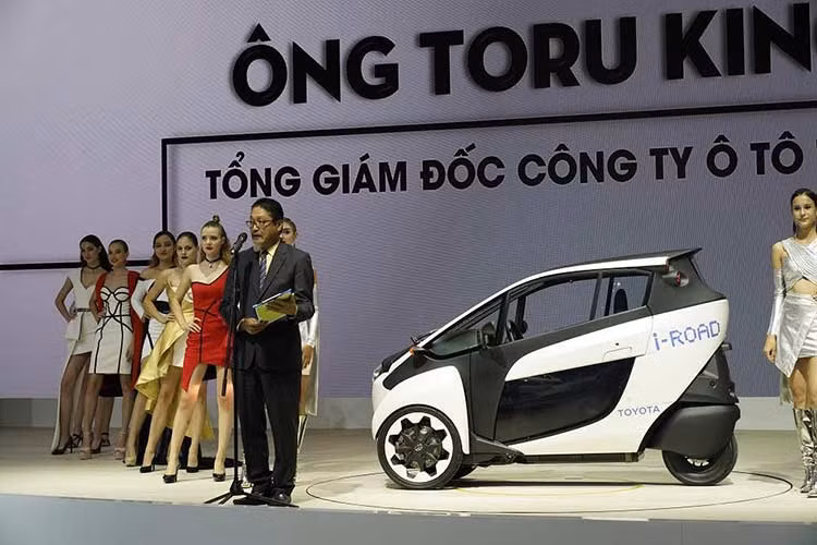 Toyota Việt Nam (TMV) chính thức ra mắt gian trưng bày độc đáo với chủ đề “Chất lượng chuyển động tạo Nụ cười” tại Triển lãm Ô tô Việt Nam 2018 (VMS). Gian hàng được xây dựng theo hình tượng “cây cổ thụ”. Ở đó, mỗi khách hàng sẽ có cơ hội khám phá những giá trị cốt lõi làm nên Chất lượng của Toyota.