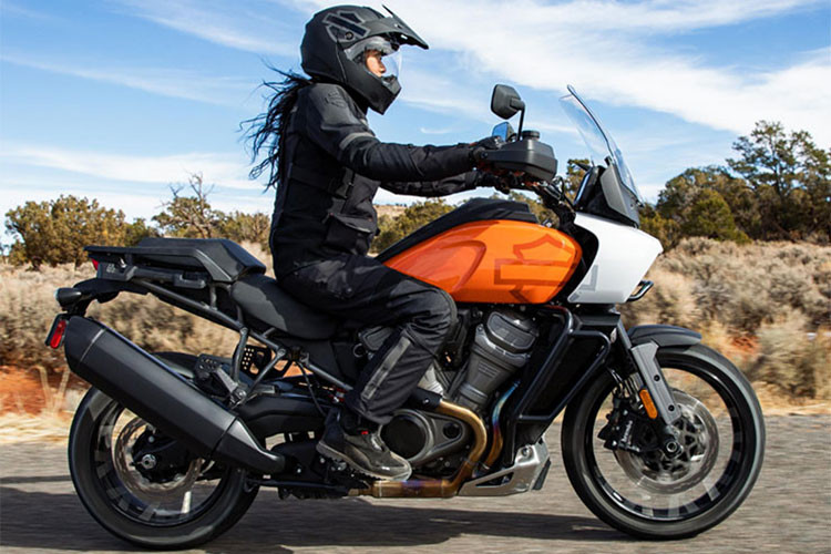 Dự kiến, Harley-Davidson Pan America 1250 mới sẽ chính thức có mặt tại Malaysia vào khoảng tháng 4 hoặc tháng 5. Dự kiến, mẫu xe này cũng sẽ về đến Việt Nam trong khoảng thời gian này và sẽ có giá bán cao hơn thị trường trong khu vực.