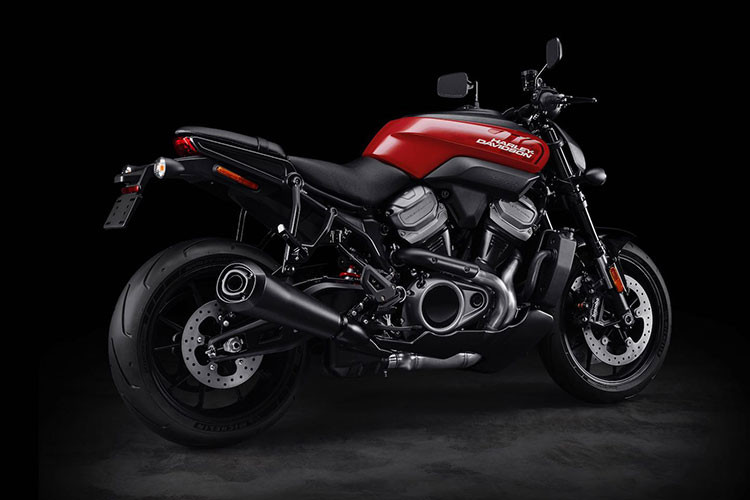 Theo đó, giá xe Harley-Davidson Pan America 2021 mới tại Malaysia được niêm yết ở mức 99.900 Ringgit (tương đương 568 triệu đồng) cho bản tiêu chuẩn. Trong khi đó phiên bản cao cấp hơn có giá 115.900 Ringgit (tương đương 659 triệu đồng).