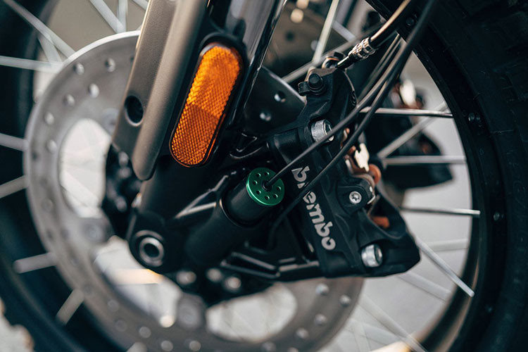 Không chỉ có động cơ mà hộp số của xe cũng cót hiết kế mới gồm 6 cấp tích hợp bên trong động cơ thay vì phân chia thành hai phần riêng riêng biệt như dòng động cơ truyền thống của hãng. Cũng nhờ đó mà trọng lượng của động cơ đã giảm xuống, qua đó giúp xe có Pan America có trọng lượng 242 kg, phiên bản Special cũng chỉ nặng 254 kg.