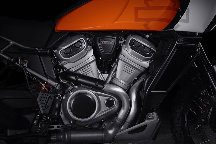 Các trang bị tiêu chuẩn khác trên Harley-Davidson Pan America 2021 hoàn toàn mới có thể kể đến hệ thống phanh Brembo cao cấp, bộ vành nan kích thước 19 inch ở trước và 17 inch phía sau...