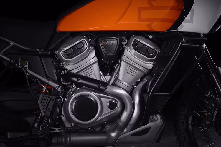 Các trang bị tiêu chuẩn khác trên Harley-Davidson Pan America 2021 hoàn toàn mới có thể kể đến hệ thống phanh Brembo cao cấp, bộ vành nan kích thước 19 inch ở trước và 17 inch phía sau...