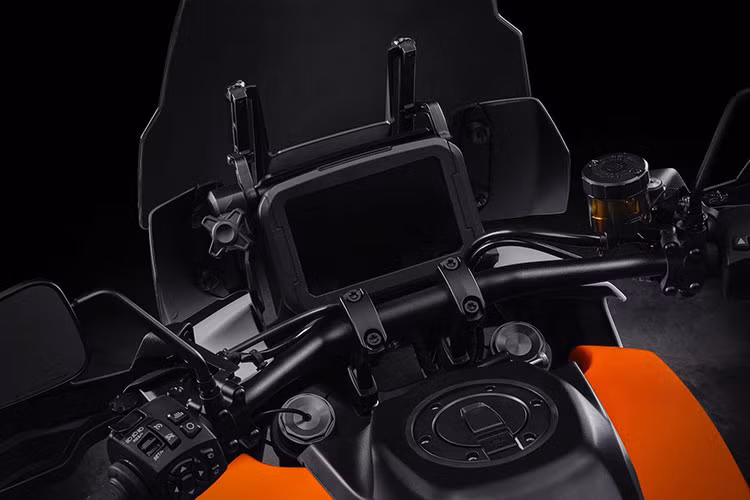Được biết, mẫu xe đa dụng Harley-Davidson Pan America là sản phẩm hoàn toàn mới của hãng xe Mỹ, đồng thời được xem là nỗ lực của hãng nhằm cứu vãn tình hình kinh doanh không mấy khả quan ở mảng xe cruiser. Như đã nêu, H-D Pan America sẽ được bán ra gồm hai phiên bản, khác nhau ở trang bị khi bản đặc biệt Pan America Special sử dụng hệ thống treo điện tử bán chủ động.