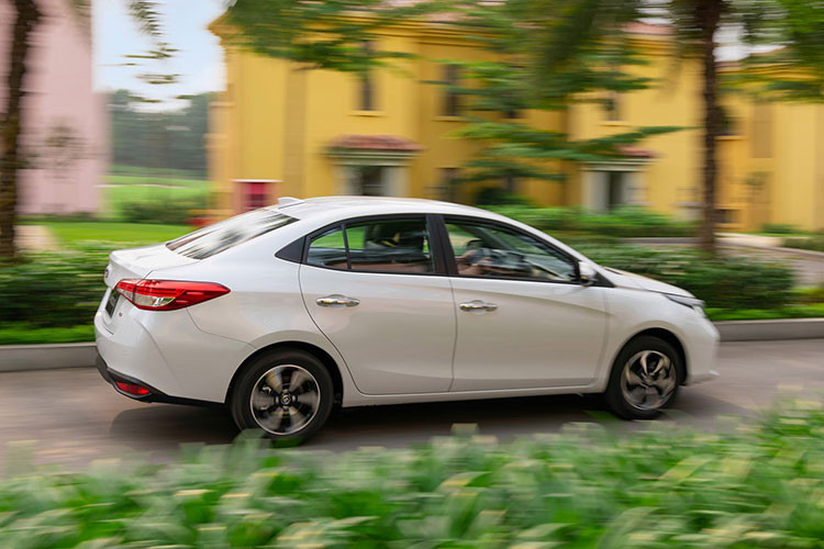 Giá xe Toyota Vios 2023 bán ra tại Việt Nam với 3 phiên bản lần lượt là 479 triệu đồng đối với bản E MT, 528 triệu đồng đối với bản E CVT và 592 triệu đồng đối với bản G. Ngoài ra, màu trắng ngọc trai có giá đắt hơn 8 triệu đồng. Vios 2023 đã về nhiều tại các đại lý Toyota trên toàn quốc để bàn giao cho khách hàng kể từ hôm nay, 10/5/2023.