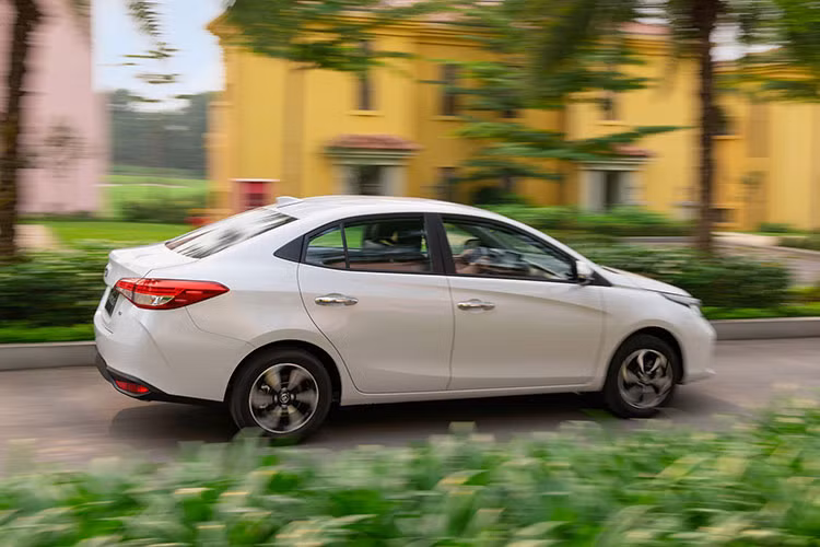 Giá xe Toyota Vios 2023 bán ra tại Việt Nam với 3 phiên bản lần lượt là 479 triệu đồng đối với bản E MT, 528 triệu đồng đối với bản E CVT và 592 triệu đồng đối với bản G. Ngoài ra, màu trắng ngọc trai có giá đắt hơn 8 triệu đồng. Vios 2023 đã về nhiều tại các đại lý Toyota trên toàn quốc để bàn giao cho khách hàng kể từ hôm nay, 10/5/2023.