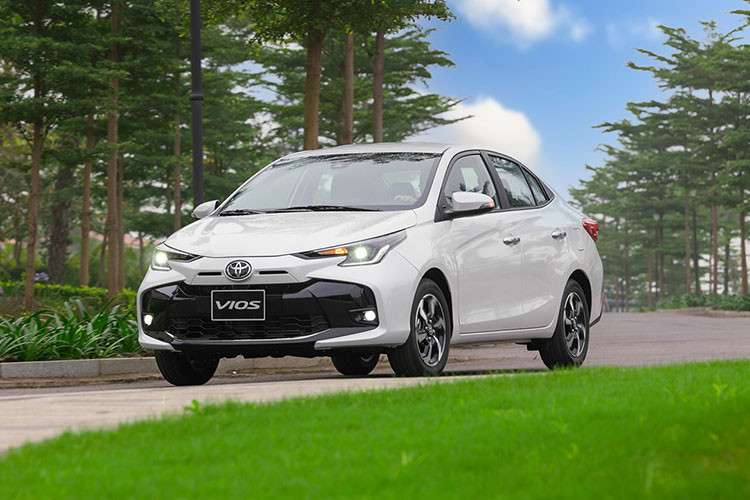 Như vậy, bản Vios G 2023 giữ nguyên giá bán so với trước, trong khi Vios E CVT và E MT giảm tương ứng 14 và 10 triệu đồng. Đây được xem là động thái hợp lý của Toyota Việt Nam trong bối cảnh thị trường khó khăn, thiết kế của xe mới gây nhiều tranh cãi.