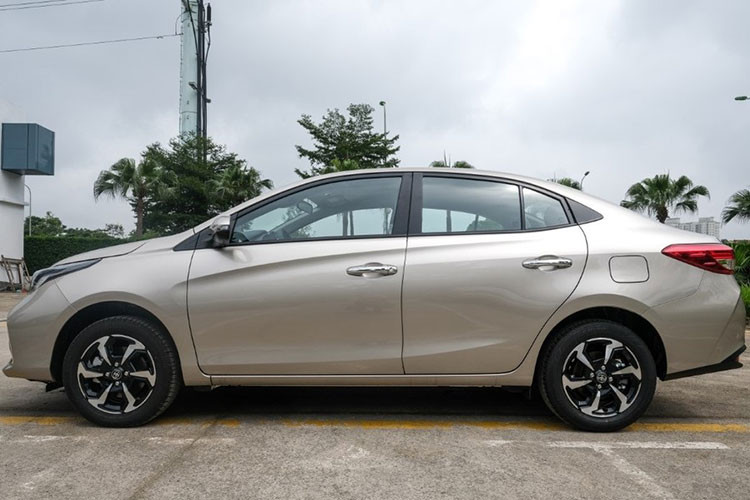 Thay vì phân phối thế hệ hoàn toàn mới, Toyota Việt Nam tiếp tục nâng cấp thêm cho chiếc Vios đang bán ra trong nước. Trong khi đó, nhiều thị trường khác tại Đông Nam Á đã ra mắt chiếc Vios thế hệ tiếp theo. Về tổng thể Vios 2023 không có quá nhiều thay đổi so với trước đây, gồm chiều dài, rộng và cao lần lượt là 4.425, 1.730 và 1.475 mm, chiều dài cơ sở của Vios là 2.550 mm.