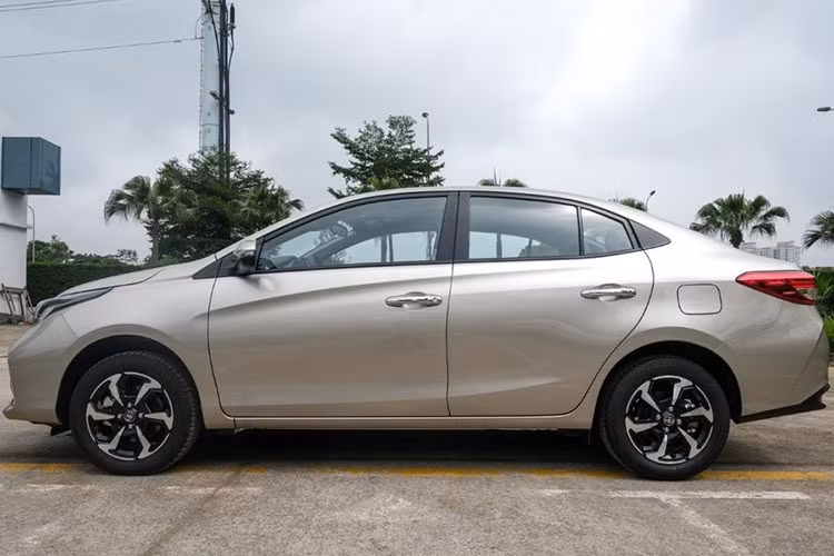Thay vì phân phối thế hệ hoàn toàn mới, Toyota Việt Nam tiếp tục nâng cấp thêm cho chiếc Vios đang bán ra trong nước. Trong khi đó, nhiều thị trường khác tại Đông Nam Á đã ra mắt chiếc Vios thế hệ tiếp theo. Về tổng thể Vios 2023 không có quá nhiều thay đổi so với trước đây, gồm chiều dài, rộng và cao lần lượt là 4.425, 1.730 và 1.475 mm, chiều dài cơ sở của Vios là 2.550 mm.
