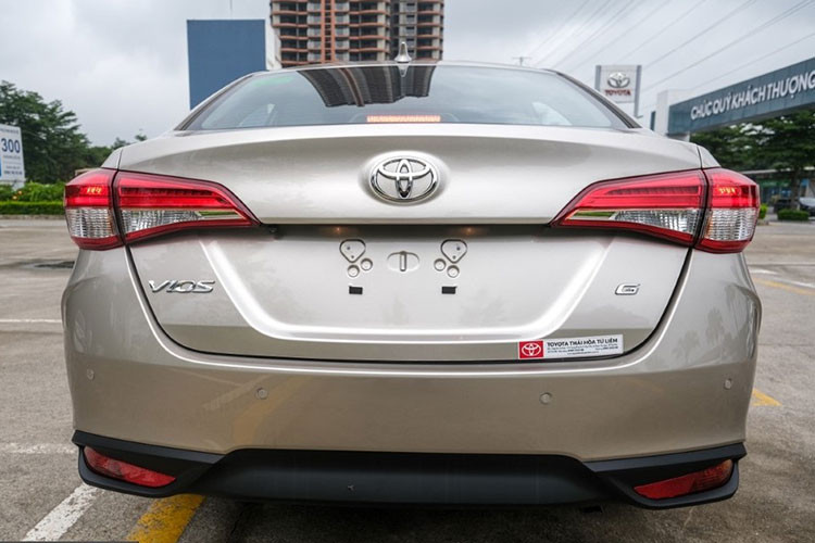 Đáng chú ý, đèn pha sử dụng công nghệ BI-LED sẽ có mặt trên tất cả các phiên bản của Toyota Vios 2023, la-zăng hợp kim 15 inch được thay đổi nhẹ ở họa tiết và cản sau ốp nhựa đen tạo điểm nhấn cho phần sau xe. Cụm đèn hậu quen thuộc của Vios thế hệ hiện tại.