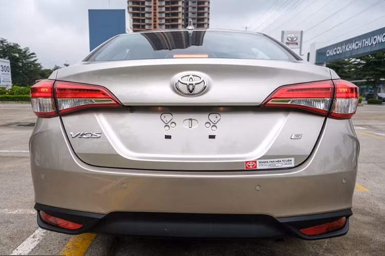 Đáng chú ý, đèn pha sử dụng công nghệ BI-LED sẽ có mặt trên tất cả các phiên bản của Toyota Vios 2023, la-zăng hợp kim 15 inch được thay đổi nhẹ ở họa tiết và cản sau ốp nhựa đen tạo điểm nhấn cho phần sau xe. Cụm đèn hậu quen thuộc của Vios thế hệ hiện tại.