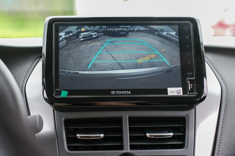 Điểm đáng chú ý, phiên bản cao Toyota Vios G 2023 được trang bị hai tính năng của gói an toàn Toyota Safety Sense (TSS) đi kèm là 2 tính năng quan trọng: Hệ thống cảnh báo tiền va chạm PCS, Hệ thống cảnh báo lệch làn đường LDA.