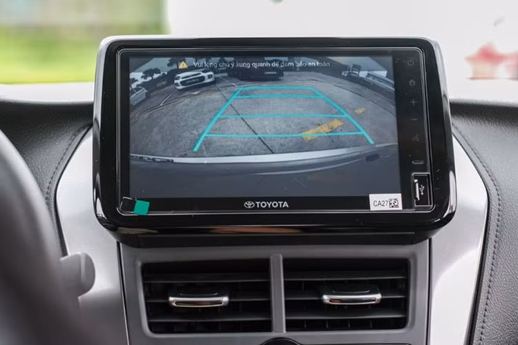 Điểm đáng chú ý, phiên bản cao Toyota Vios G 2023 được trang bị hai tính năng của gói an toàn Toyota Safety Sense (TSS) đi kèm là 2 tính năng quan trọng: Hệ thống cảnh báo tiền va chạm PCS, Hệ thống cảnh báo lệch làn đường LDA.