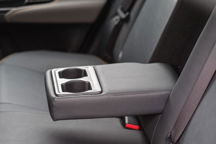 Ngoài ra, Vios 2023 vẫn có một số tính năng như là hệ thống hỗ trợ phanh ABS/EBD/BA, hệ thống cân bằng điện tử VSC, hệ thống kiểm soát lực kéo TRC, hệ thống hỗ trợ khởi hành ngang dốc HAC, camera lùi và cảm biến đỗ xe phía sau...