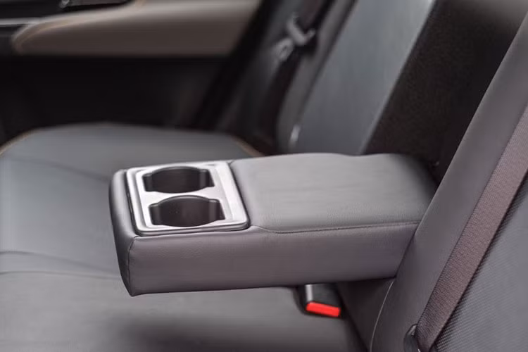 Ngoài ra, Vios 2023 vẫn có một số tính năng như là hệ thống hỗ trợ phanh ABS/EBD/BA, hệ thống cân bằng điện tử VSC, hệ thống kiểm soát lực kéo TRC, hệ thống hỗ trợ khởi hành ngang dốc HAC, camera lùi và cảm biến đỗ xe phía sau...