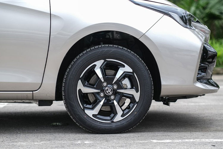 Mâm xe 15 inch 6 chấu thiết kế dạng xoáy sơn hai tông màu đi kèm bộ lốp kích thước 185/60 R15. Trong khi đó, phần thân và đuôi xe không có nhiều thay đổi, cụm đèn hậu giữ nguyên thiết kế nhưng bổ sung thêm dải đèn LED và cản sau ốp nhựa đen tạo điểm nhấn cho phần sau xe.