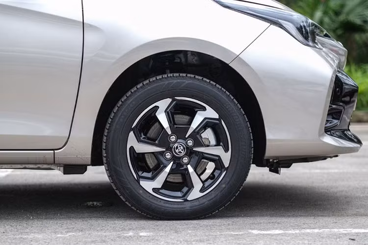 Mâm xe 15 inch 6 chấu thiết kế dạng xoáy sơn hai tông màu đi kèm bộ lốp kích thước 185/60 R15. Trong khi đó, phần thân và đuôi xe không có nhiều thay đổi, cụm đèn hậu giữ nguyên thiết kế nhưng bổ sung thêm dải đèn LED và cản sau ốp nhựa đen tạo điểm nhấn cho phần sau xe.