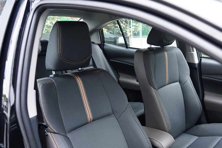 Ngoài ra, xe có thêm bộ phận thu thập thông tin là radar ở logo trước và camera trên kính lái. Điều này giúp Toyota Vios G 2023 trở thành mẫu xe duy nhất phân khúc có hai tính năng hiện đại này. Tuy nhiêu điều đáng tiếc là xe vẫn chưa có kiểm soát hành trình thích ứng.