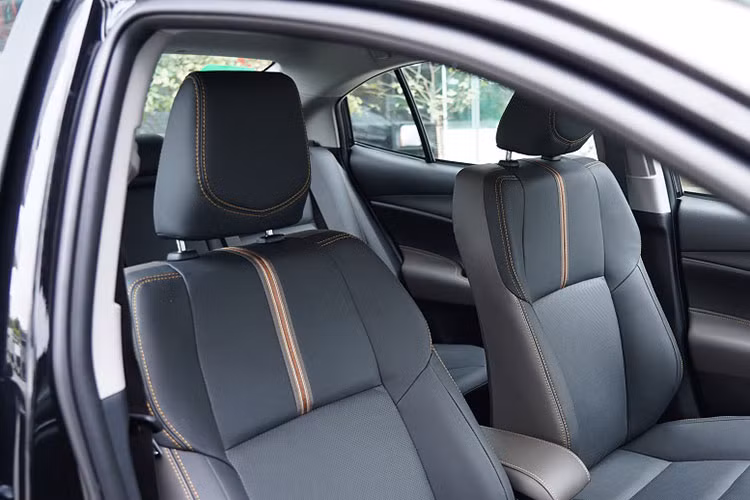 Ngoài ra, xe có thêm bộ phận thu thập thông tin là radar ở logo trước và camera trên kính lái. Điều này giúp Toyota Vios G 2023 trở thành mẫu xe duy nhất phân khúc có hai tính năng hiện đại này. Tuy nhiêu điều đáng tiếc là xe vẫn chưa có kiểm soát hành trình thích ứng.