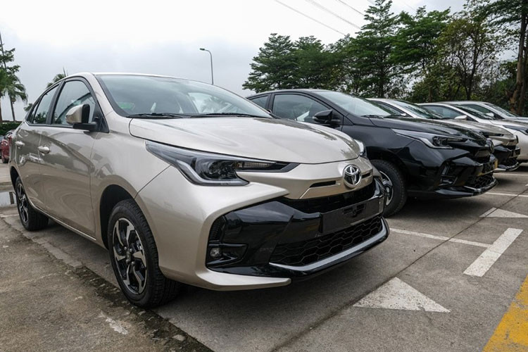 Toyota Vios 2023 vẫn sử dụng động cơ 1.5L. Thông số công suất tối đa đạt 107 mã lực tại 6.000 vòng/ phút và mô men xoắn cực đại đạt 140 Nm tại 4.200 vòng/ phút. Kết hợp hộp số CVT giả lập 7 cấp và hệ dẫn động cầu trước.