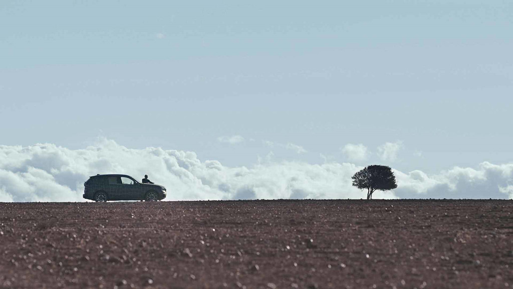 Sau khi ra mắt toàn cầu, mẫu xe BMW X5 hoàn toàn mới này sẽ cạnh tranh với những đối thủ Mercedes-Benz GLE, Audi Q7 và Volvo XC90 bên cạnh Range Rover Velar và Porsche Cayenne.