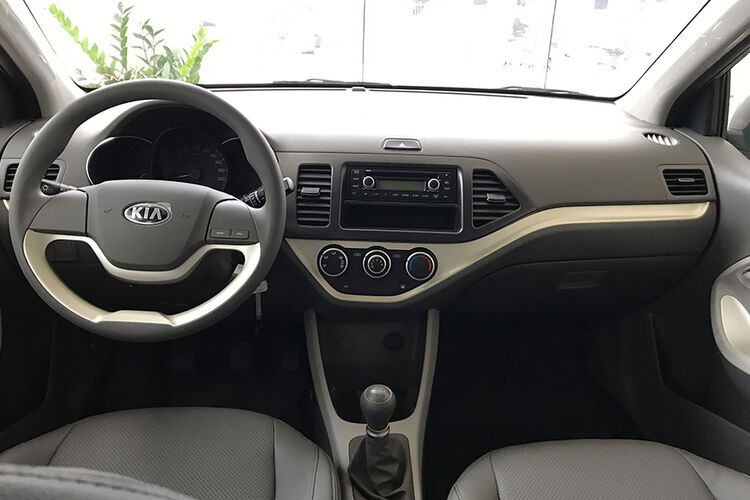 Kia Morning MT có kích thước tổng thể dài 3.595 mm, rộng 1.595 mm, cao 1.490 mm, trục dài cơ sở 2.385mm, bán kính quay vòng 4.900 mm và khoảng sáng gầm xe đạt 152 mm. Xe có trọng lượng 940 kg và dung tích bình xăng 35 lít.