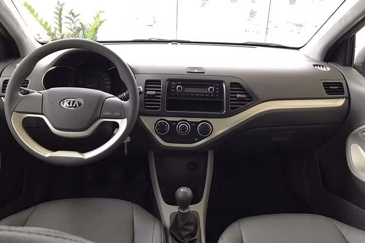 Kia Morning MT có kích thước tổng thể dài 3.595 mm, rộng 1.595 mm, cao 1.490 mm, trục dài cơ sở 2.385mm, bán kính quay vòng 4.900 mm và khoảng sáng gầm xe đạt 152 mm. Xe có trọng lượng 940 kg và dung tích bình xăng 35 lít.