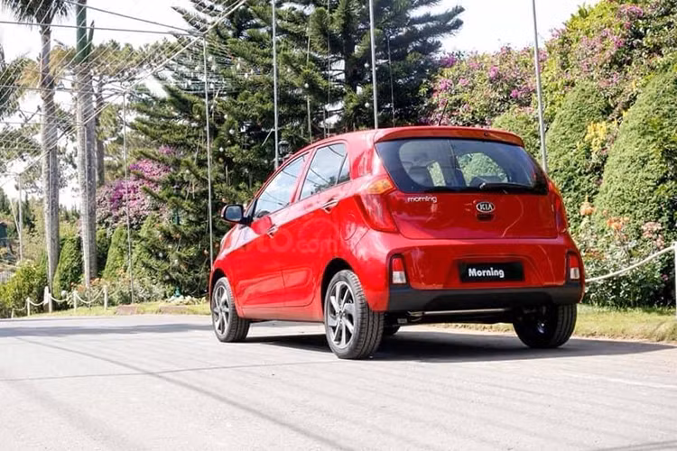 Trên thực tế, để có mức giá rẻ như vậy, mẫu xe này đã loại bỏ những trạng bị cơ bản cần có trên một chiếc xe hơi hiện nay như hệ thống chống bó cứng phanh ABS, phân phối lực phanh điện tử EBD, túi khí,... Trang bị đắt giá nhất trên phiên bản này chính là khóa cửa trung tâm.