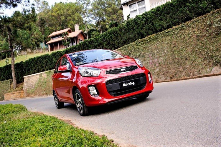 Do ít trang bị, Kia Morning MT là lựa chọn hướng đến nhóm khách hàng kinh dịch vụ vận tải trong khu đô thị. Thế nhưng nhiều người không ngại chi thêm vài chục để sở hữu bản AT bởi bản này có thêm số tự động, phân phối lực phanh điện EBD, chống bó cứng phanh ABS.