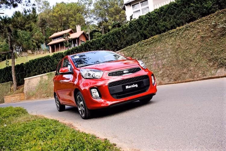 Do ít trang bị, Kia Morning MT là lựa chọn hướng đến nhóm khách hàng kinh dịch vụ vận tải trong khu đô thị. Thế nhưng nhiều người không ngại chi thêm vài chục để sở hữu bản AT bởi bản này có thêm số tự động, phân phối lực phanh điện EBD, chống bó cứng phanh ABS.