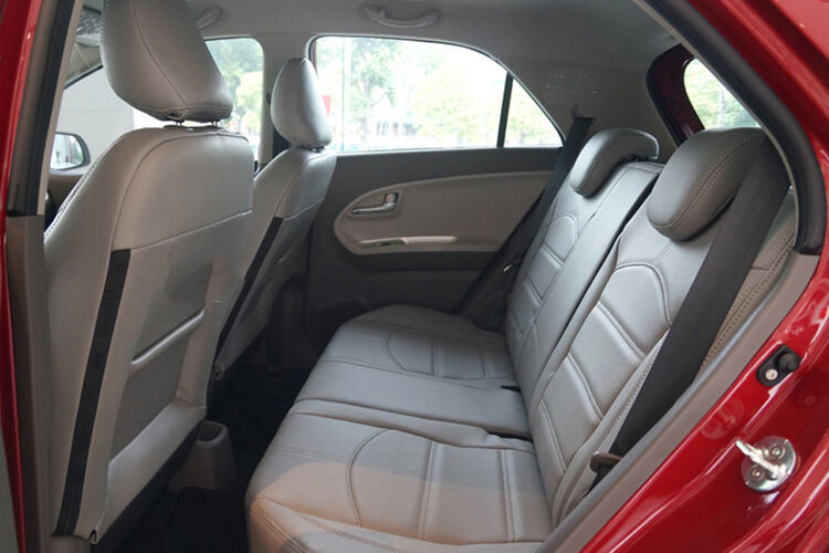 Xe sử dụng động cơ Kappa 1.25L tương tự các phiên bản cao cấp, sản sinh công suất cực đại 86 mã lực tại tốc độ vòng tua máy 6.000 vòng/phút, mô-men xoắn 120Nm tại tốc độ tua máy 4.000 vòng/phút. Khối động cơ trên kết hợp với hộp số sàn 5 cấp cùng hệ dẫn động cầu trước.