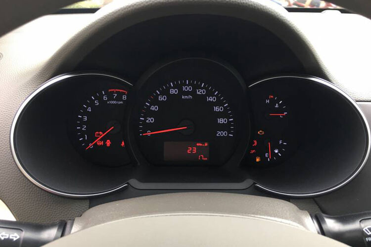 Trong khi đó, trang bị nội thất chỉ dừng ở mức cơ bản: Hệ thống giải trí CD 4 loa, ghế ngồi bọc da silini. Hệ thống điều hòa chỉnh cơ. Vô lăng chỉnh 2 hướng, hai tông màu nhưng không bọc da.