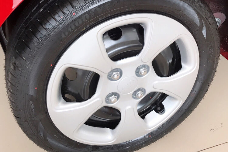 Tuy nhiên, khi bước vào cuộc cạnh tranh với các đối thủ cùng phân khúc như VinFast Fadil, Kia Morning, Hyundai Grand i10,... mẫu xe hơi của KIA thương xuyên bán kèm chính sách ưu đãi.