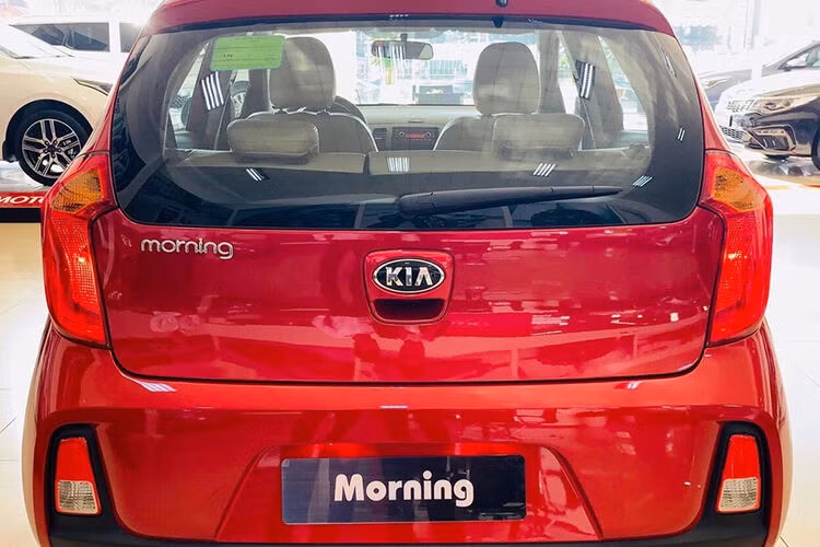 So với giá niêm yết trước đây (304 triệu đồng), giá xe KIA Morning MT hiện đã giảm 25 - 29 triệu đồng. Ngoài ra, mua xe tại thời điểm này, khách hàng còn được hưởng chính sách hỗ trợ 50% lệ phí trước bạ từ Chính phủ. Với những người đăng ký biển tỉnh, tổng chi phí lăn bánh chỉ khoảng 290 triệu đồng.