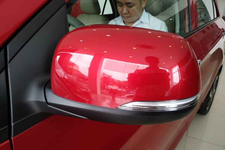 Kia Morning thế hệ mới ra mắt thị trường Việt cuối 2020. Tuy nhiên, để tăng lợi thế về giá bán, nhà phân phối Thaco vẫn quyết định duy trì bán song song hai phiên bản cũ, mới. Kia Morning đời cũ có giá niêm yết 304 - 383 triệu đồng. Còn hai phiên bản mới đồng giá 439 triệu đồng.