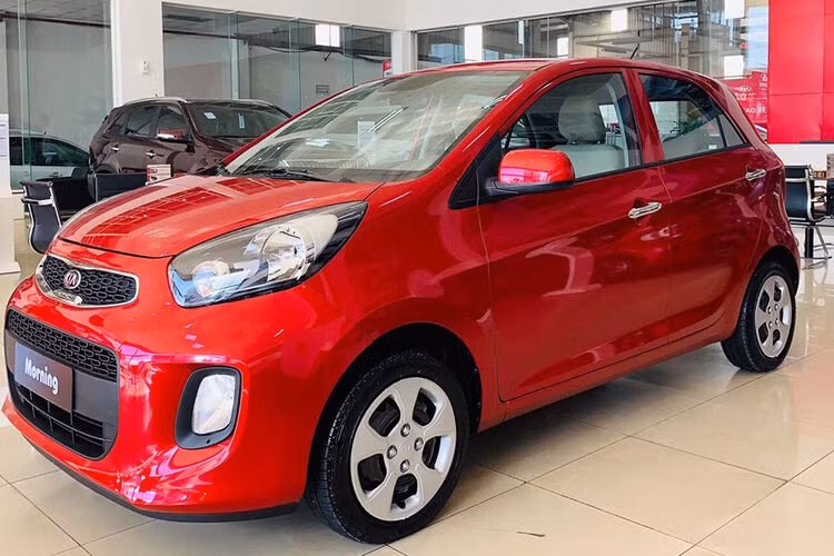 Những ngày gần đây, hàng loạt đại lý đang chào bán xe KIA Morning MT với mức giá cực sốc. Mua xe KIA Morning MT cỡ nhỏ tại thời điểm này, khách hàng chỉ cần chi số tiền 275 - 279 triệu đồng.
