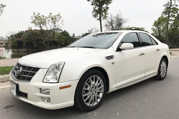 Mẫu xe sang Cadillac STS là chiếc sedan tầm trung của thương hiệu xe ôtô đến từ Mỹ với thiết kế vuông vắn và sang trọng đã từng làm mưa làm gió tại thị trường xứ cờ hoa, khi mà vào thời kỳ đỉnh cao của tập đoàn General Motor (GM) - thương hiệu này có thể bán tới 33.497 xe vào năm 2005.