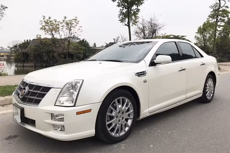 Mẫu xe sang Cadillac STS là chiếc sedan tầm trung của thương hiệu xe ôtô đến từ Mỹ với thiết kế vuông vắn và sang trọng đã từng làm mưa làm gió tại thị trường xứ cờ hoa, khi mà vào thời kỳ đỉnh cao của tập đoàn General Motor (GM) - thương hiệu này có thể bán tới 33.497 xe vào năm 2005.