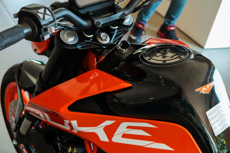 Chiều cao yên xe cũng tăng thêm 30 mm, đạt mức 830 mm, cho tư thế ngồi cao hơn Duke 390 phiên bản cũ. Bình xăng dung tích 13,2 lít đáp ứng hành trình dài hơn. ở cụm nút bấm điều khiển, tay lái bên trái có nút điều hướng để sử dung các chức năng trên màn hình khá tiện dụng.