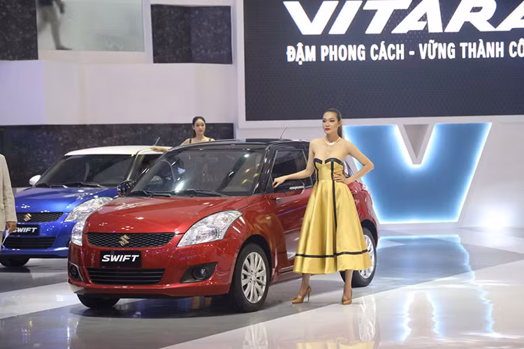 Suzuki Swift phiên bản đặc biệt với 2 tông màu trắng – đen và đỏ - đen tạo phong cách cá tính và trẻ trung khác biệt.