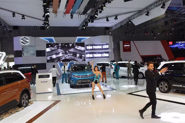 Việt Nam Suzuki cũng chính là gian hàng đầu tiên mở màn cho những "show" trình diễn của thương hiệu xe thành thị tại triển lãm ôtô Việt Nam 2015 (VMS) lần này.