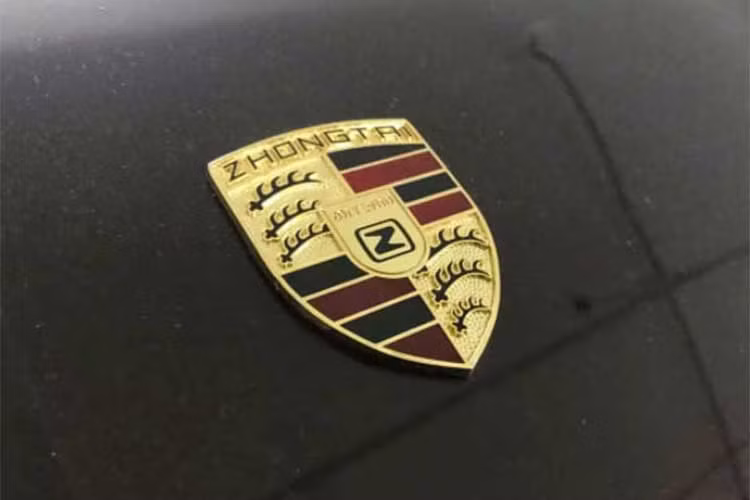 Trước đó, hai người quen nhau qua một buổi tiệc. Mặc dù chưa từng quen biết, người đàn ông vẫn ngỏ ý đưa cô gái về bởi nhà họ cách không xa nhau lắm. Sau khi tiến đến gần chiếc xe, cô gái nhận ra "đây chính là chiếc Porsche Cayenne".