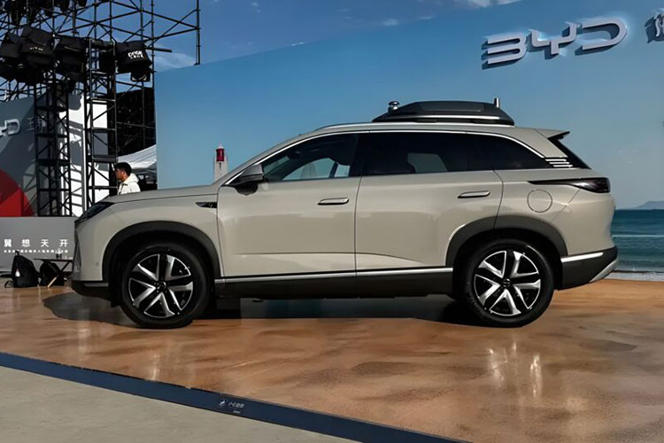 Mức giá xe BYD Sealion 07 DM-i hiện đang được mở bán sớm tại Trung Quốc với mức từ 189.800 – 229.800 Nhân dân tệ (tương đương 679 - 822 triệu đồng). BYD cũng công bố chương trình khuyến mãi bao gồm ưu đãi tài chính và trợ cấp đổi xe trị giá lên đến 15.000 Nhân dân tệ.