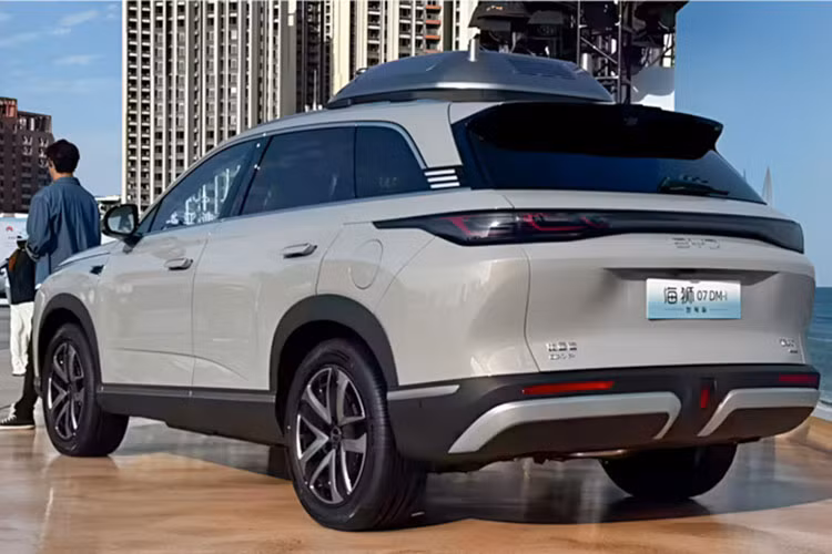 Thân xe bo tròn mềm mại, trụ D vát chéo đặc trưng, mâm hợp kim hai tông màu và dải đèn hậu LED kéo dài xuyên suốt phần đuôi phía sau tạo nên một hình dáng tổng thể thanh thoát, hiện đại. Kích thước tổng thể của xe (Dài x Rộng x Cao) là 4.880 x 1.920 x 1.750mm, chiều dài cơ sở đạt 2.820mm.