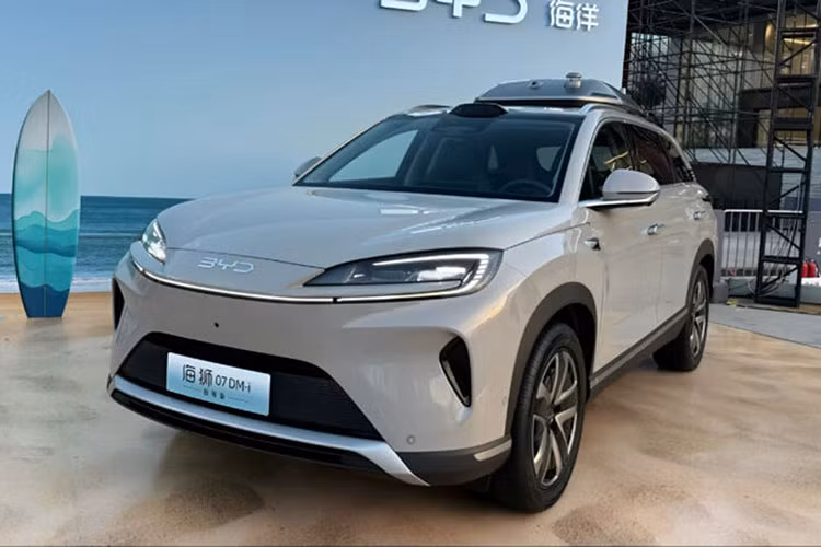 BYD dự kiến sẽ tung ra thị trường mẫu SUV plug-in hybrid mang tên BYD Sealion 07 DM-i 2025 mới ngay trong tháng 5 này. Đây là mẫu xe mới thuộc dòng Ocean của hãng, định vị trong phân khúc SUV hạng D.