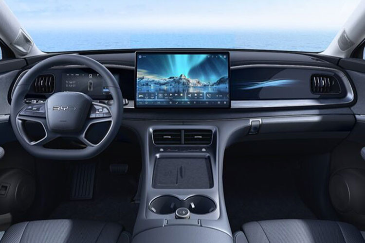 Bên trong, nội thất được thiết kế theo chủ đề “Glacier World” với bảng điều khiển đối xứng, màn hình giải trí cảm ứng xoay 15.6 inch kết hợp với màn hình kỹ thuật số 10.25 inch phía sau vô lăng.