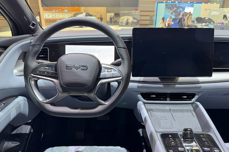 Tông màu chủ đạo đen – xanh mang lại cảm giác hiện đại cho khoang nội thất. Hệ thống giải trí sử dụng DiLink 100 của BYD, hỗ trợ AI điều khiển bằng giọng nói AI DeepSeek.