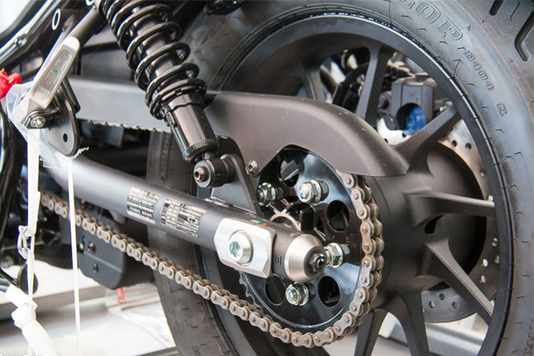 Ở phía sau, lốp của Rebel 500 nâng lên một chút so với lốp trước, đạt 150/80/16. Hệ thống phanh sau cũng có dạng đĩa đơn nhưng chỉ sử dụng heo Nissin 1 piston, thay vì 2 piston như phía trước. Phiên bản nhập về Việt Nam trong bài viết này có trang bị hệ thống ABS cho cả 2 bánh.