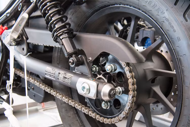 Ở phía sau, lốp của Rebel 500 nâng lên một chút so với lốp trước, đạt 150/80/16. Hệ thống phanh sau cũng có dạng đĩa đơn nhưng chỉ sử dụng heo Nissin 1 piston, thay vì 2 piston như phía trước. Phiên bản nhập về Việt Nam trong bài viết này có trang bị hệ thống ABS cho cả 2 bánh.