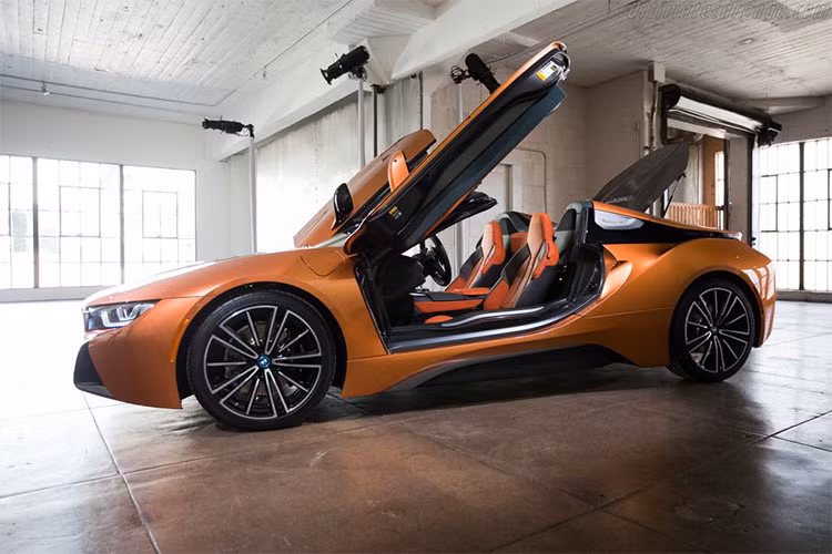 So với bản phiên bản siêu xe BMW i8 Coupe đã có không dưới 35 chiếc được đưa về nước, BMW i8 Roadster có sự khác biệt chính với phần nóc xe sử dụng loại mui mềm điều chỉnh bằng điện. Chiếc mui này sẽ mất khoảng 16 giây đến 18 giây để đóng hoặc hạ mui.